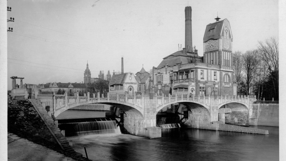 Labská vodní elektrárna Hučák z roku 1909. Jedna z nejkrásnějších královéhradeckých staveb ve stylu secese od architekta Františka Sandere. Stavbu betonového mostu se segmentovým jezem v roce 1911 provedl ing. František Jirásek