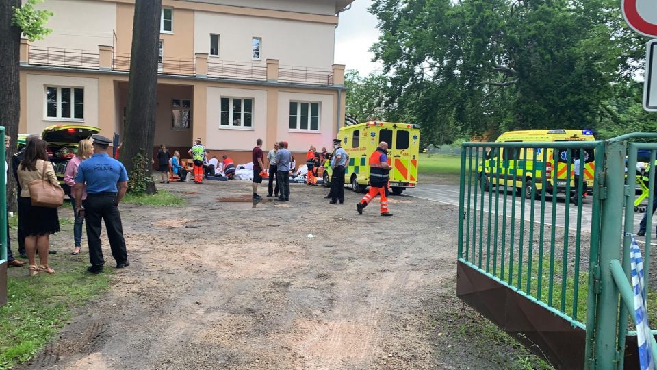 Záchranáři zasahují u Střední policejní školy v Sokolově poté, co zde zkolabovalo přibližně 20 studentů