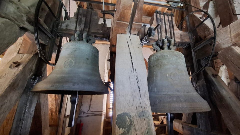 Na původní dřevěné stolici visí dva vzácné zvony ze 17. století