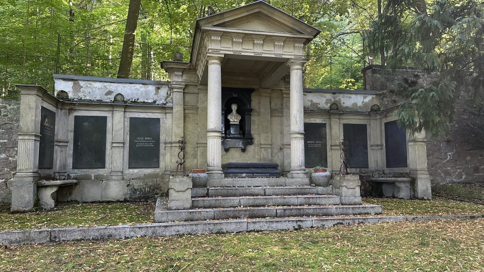 Hrob významného karlovarského starosty Eduarda Knolla | foto: Jana Strejčková, Český rozhlas Hrob významného karlovarského starosty Eduarda Knolla