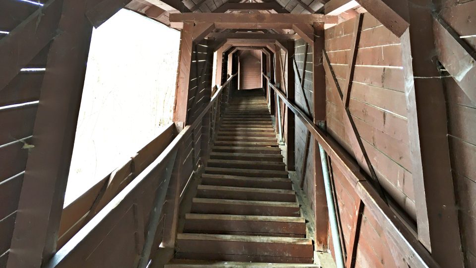 Mathausenské schody, kterými se vězni přesouvali mezi dolem a pracovním táborem Svornost
