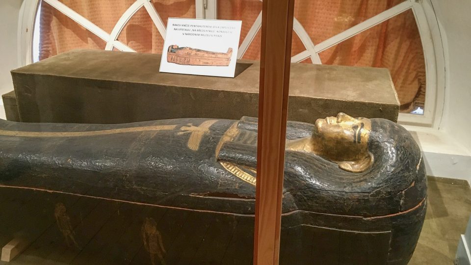 Egyptská rakev s mumií kněze je 3500 let stará