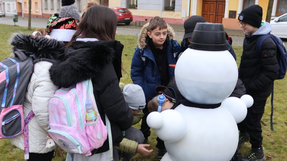 Dětem se sněhulák také líbí