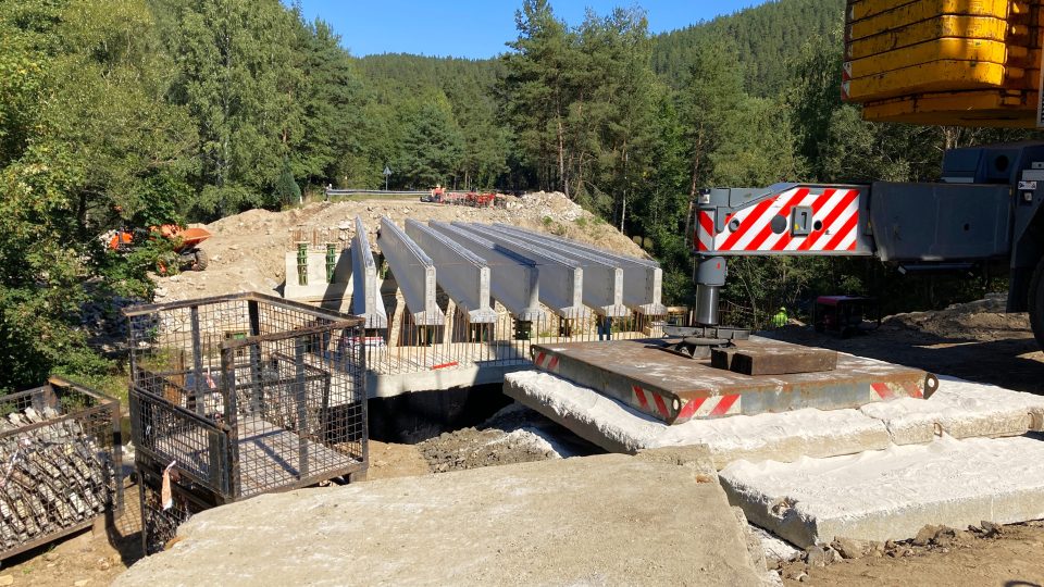 Ředitelství silnic a dálnic začalo s montáží nosníků nového mostu mezi Karlovými Vary a Bečovem - v dlouhodobě uzavřeném úseku silnice první třídy u obce Kfely