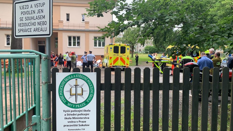 Záchranáři zasahují u Střední policejní školy v Sokolově poté, co zde zkolabovalo přibližně 20 studentů