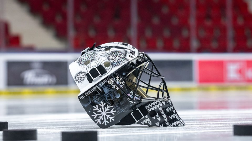 Aukce masky Dominika Frodla z Klingenthalu pomůže nemocné dceři karlovarské hokejistky