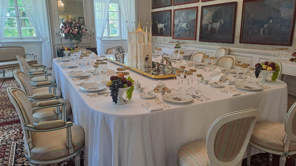 Stůl ve velké jídelně je prostřen  jako při několikadenní návštěvě císařské rodiny v červenci roku 1812 na zámku
