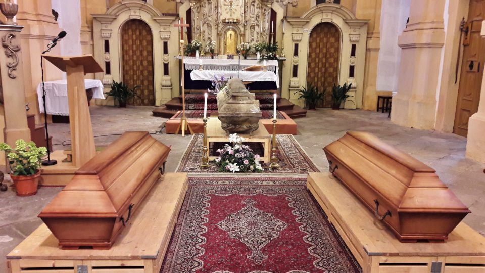 Samotnému pohřbu předcházela bohoslužba v kostele svatého Vavřince
