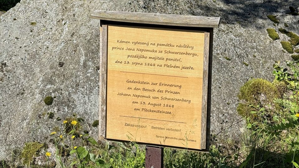 Kámen připomínající důležitou návštěvu | foto: Jan Dvořák Kámen připomínající důležitou návštěvu