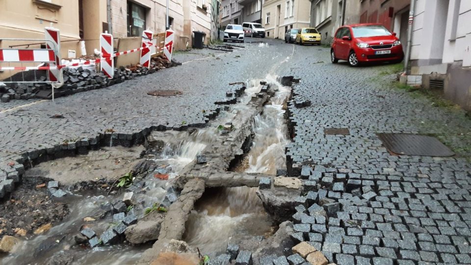 Poškozená Moravská ulice v Karlových Varech po přívalových deštích