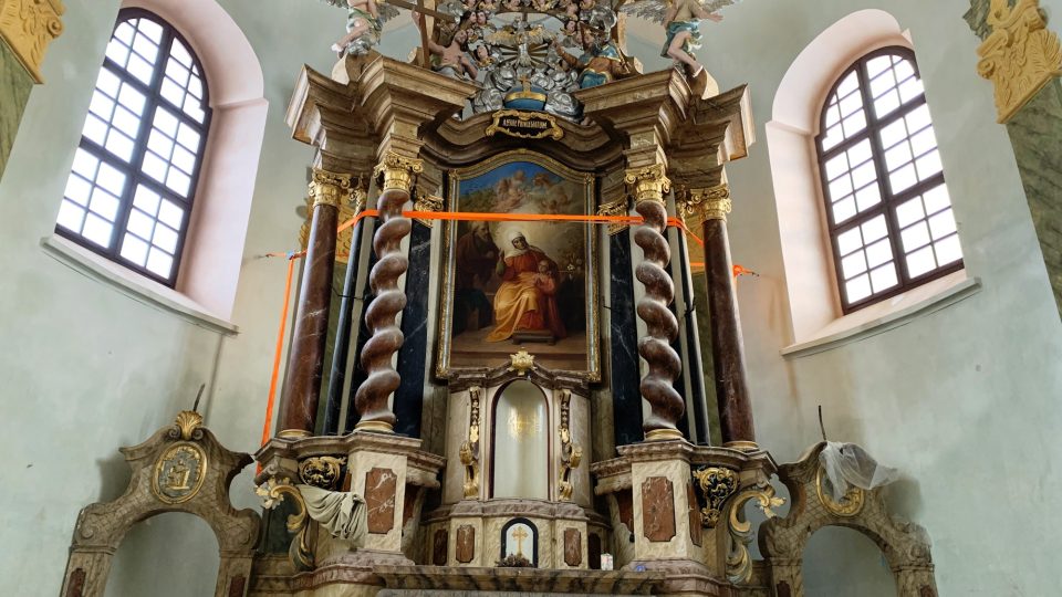 Hlavní oltář kostela sv. Anny v Božím Daru budou muset restaurátoři opravovat přímo v kostele.