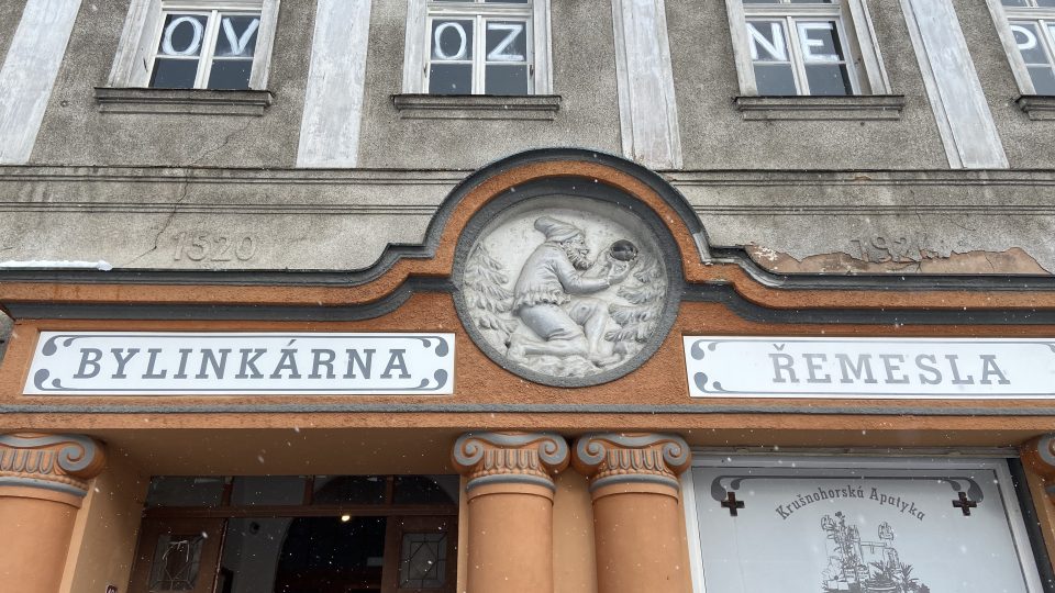 Kruhový reliéf s postavou Permona vestavěl do původní fasády stavitel Franz Rehn až po roce 1918