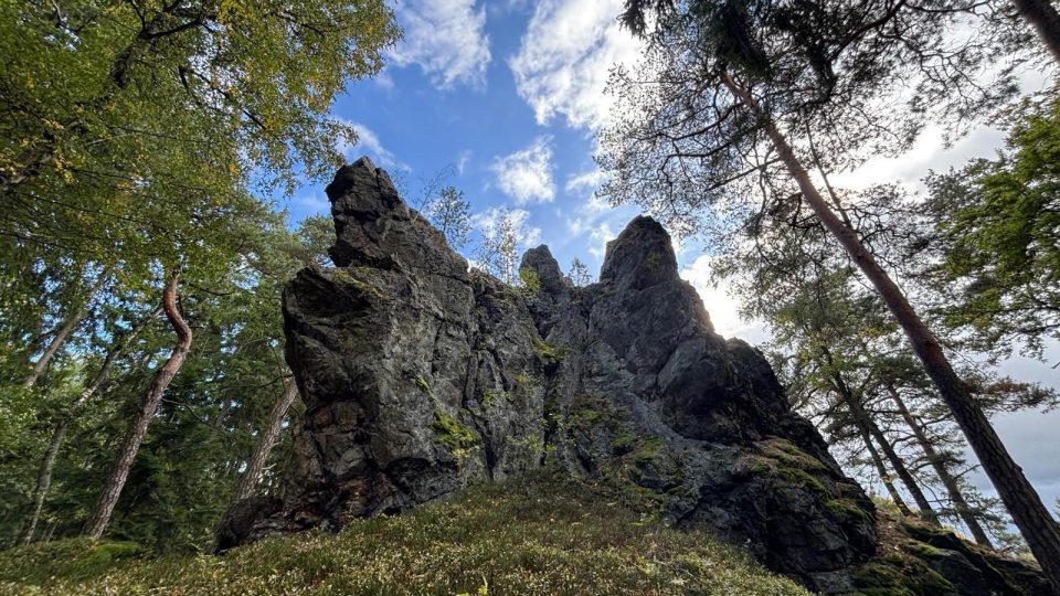 Skalní Věž překvapení pravděpodobně pojmenovali horolezci