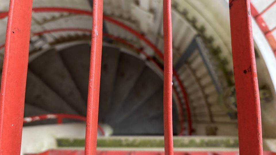 Na vrchol rozhledny vede točité schodiště s červeným zábradlím a 144 schody | foto: Pavel Halla Na vrchol rozhledny vede točité schodiště s červeným zábradlím a 144 schody