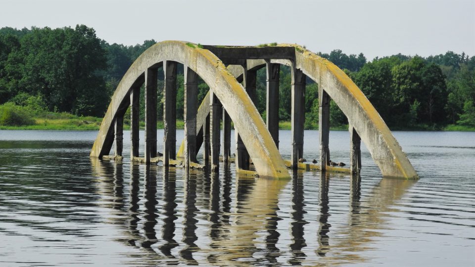 Zatopený obloukový betonový most v Jesenické přehradě
