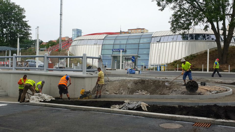 Město Karlovy Vary dokončuje úpravy nejbližšího okolí Horního vlakového nádraží