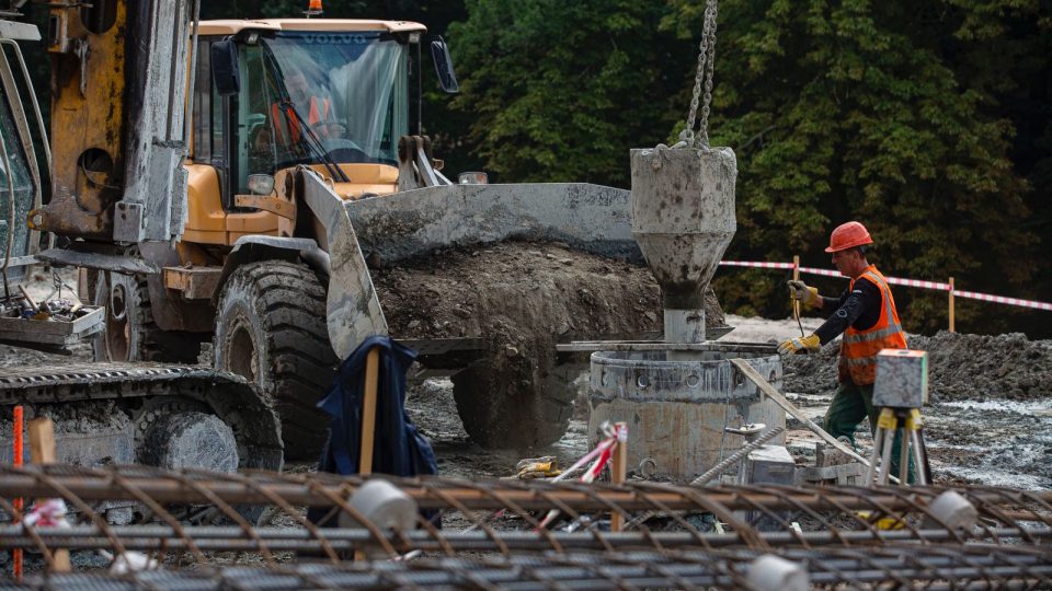 Stavba nejdelšího mostu na dálnici D6 u Petrohradu | foto: Robin Röhrich, Český rozhlas Stavba nejdelšího mostu na dálnici D6 u Petrohradu