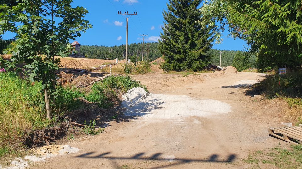 Obec Pernink na Karlovarsku prodala letos v červnu zasíťované stavební parcely za 420 korun za metr čtvereční, což je podle oslovených makléřů výrazně pod cenou