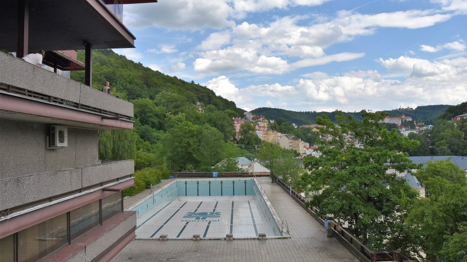 Pohled na Karlovy Vary od bazénu hotelu Thermal