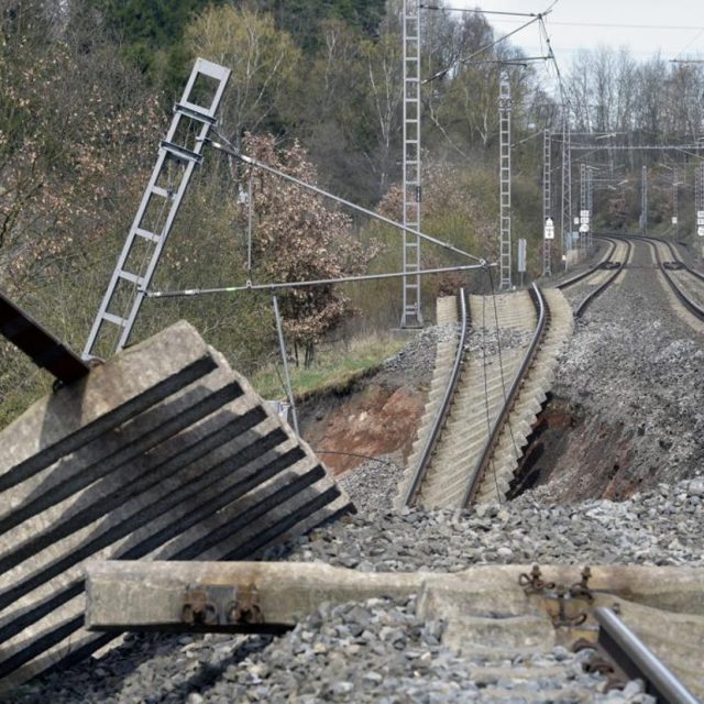 Masivní sesuv vytvořil hlubokou jámu,  do níž se zlomil kus kolejí | foto: Slavomír Kubeš,  ČTK