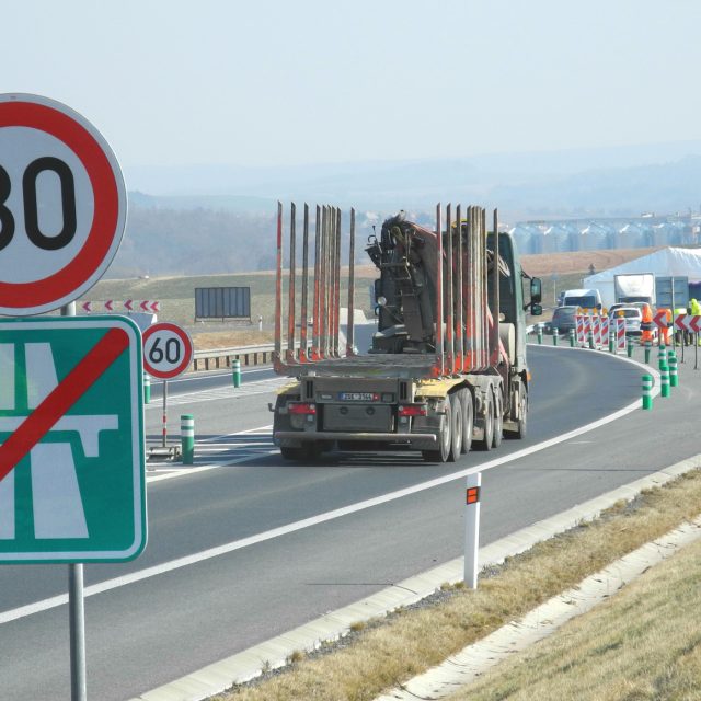 Dálnice D6 před obcí Lubenec na Lounsku | foto: Zdeněk Trnka,  Český rozhlas