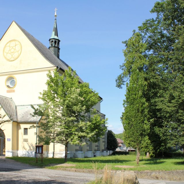 Rovensko pod Troskami - kostel svatého Václava | foto: Miloslav Rejha,  licence Creative Commons Uveďte autora-Zachovejte licenci 3.0 Unported