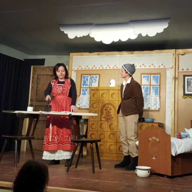 Starší část souboru Hildegarda v Horním Bolíkově právě hraje hru Divadla Járy Cimrmana Záskok | foto: Lucie Suchánková Hochmanová