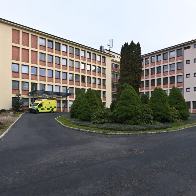 Pohled na budovu nemocnice v Ostrově | foto: Slavomír Kubeš,  MAFRA/Profimedia