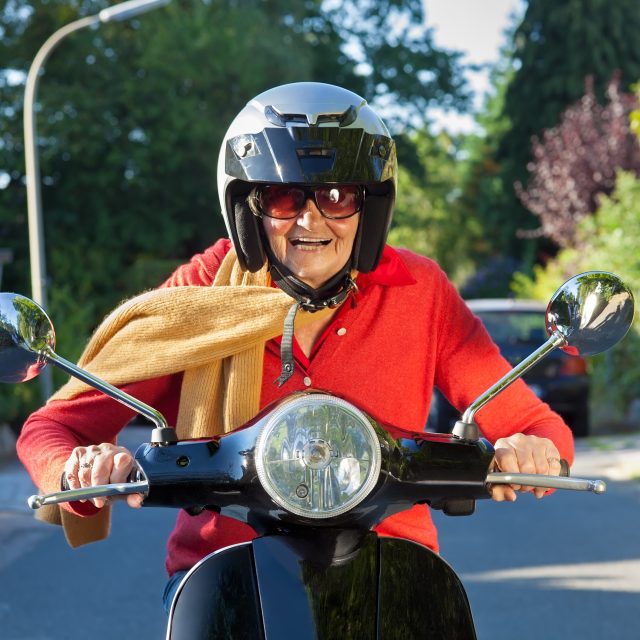 Seniorka na skútru | foto: Profimedia