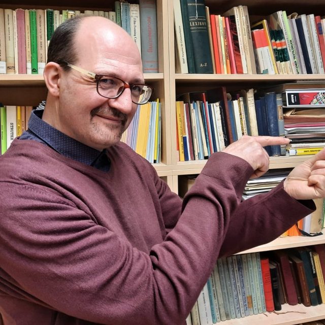 Profeso Jakub Wiener se snaží ukázat vlákenný mikroplast | foto: Tomáš Mařas,  Český rozhlas