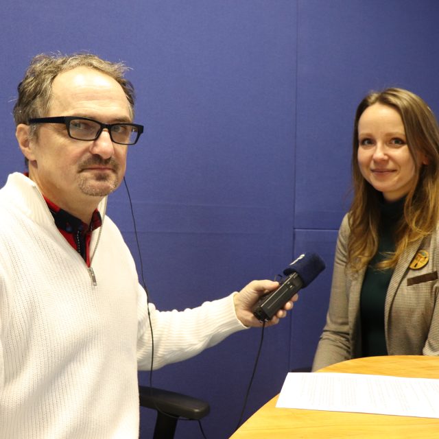 Redaktor Českého rozhlasu Karlovy Vary Josef Šorfa a kurátorka Galerie kreativců Štěpánka Kolesnyk Pitterová | foto: Maxim Čáp,  Český rozhlas