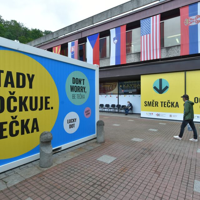 Mobilní očkovací centrum u Thermalu | foto: Slavomír Kubeš,  ČTK