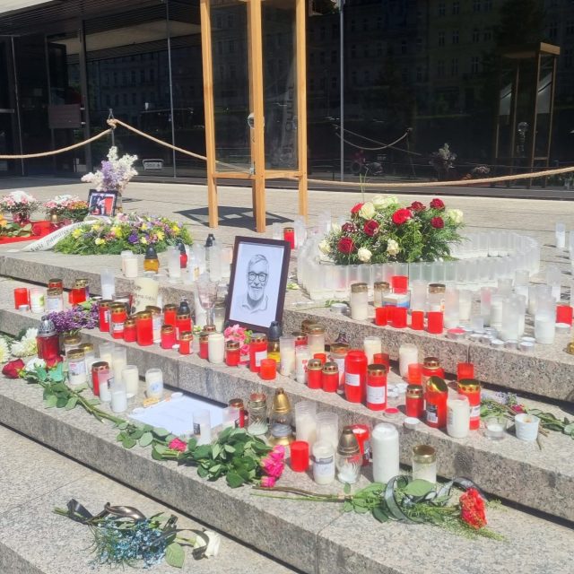 Improvizované pietní místo před hotelem Thermal | foto: Monika Červená,  Český rozhlas