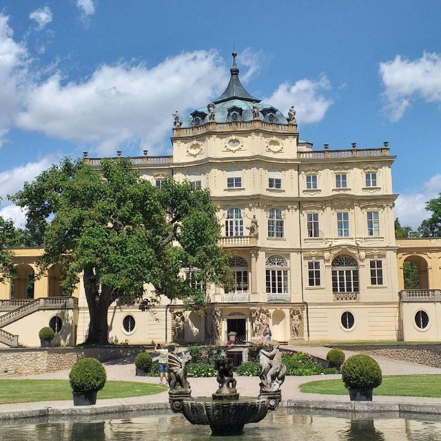Zámek Ploskovice byl postaven podle návrhu Kiliána Ignáce Dientzenhofera | foto: Stanislava Brádlová,  Český rozhlas