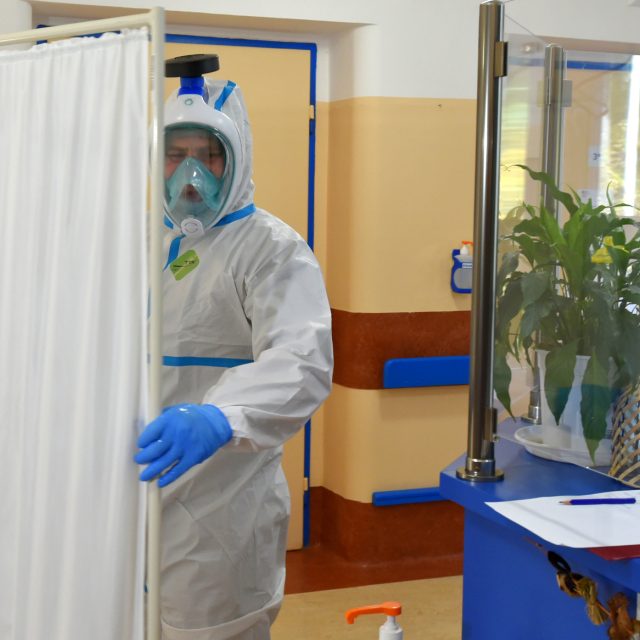 Příprava lůžek pro pacienty s covid-19 v Nejdku | foto: Slavomír Kubeš,  ČTK