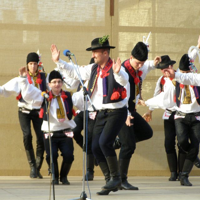 Verbíř Erik Feldvabel s tanečníky chasy při hodovém odpoledni ve Starém Městě v roce 2009 | foto: Jan Káčer,  Český rozhlas