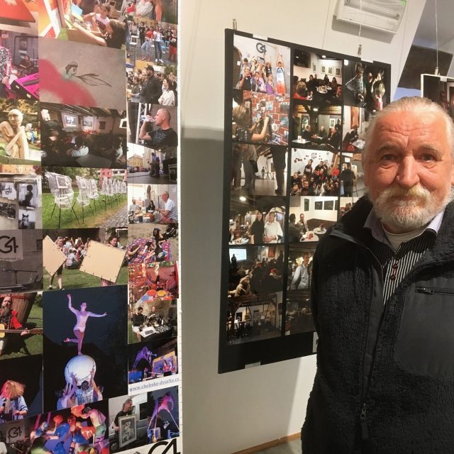 Chebská Galerie 4 připomíná 35. výročí své existence profilovou výstavou nazvanou Výroční zpráva - 37 let G4. Na snímku ředitel galerie Zbyněk Illek | foto: Josef Šorfa,  Český rozhlas