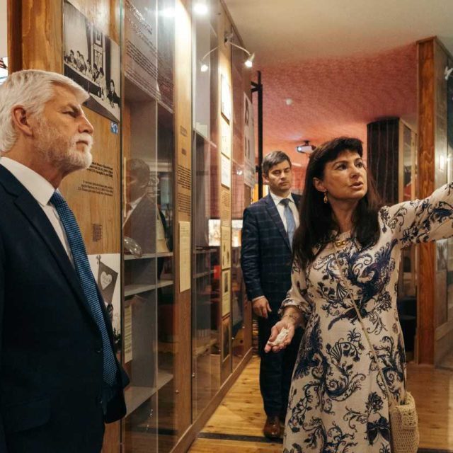 Prezident Petr Pavel a ředitelka Muzea romské kultury v Brně Jana Horváthová během prohlídky expozice | foto: Muzeum romské kultury
