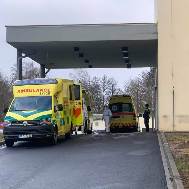 Nemocnice v Chebu má téměř každý den zaplněnou kapacitu a pacienty musí převážet do jiných zařízení | foto: Marek Štětina,  Český rozhlas