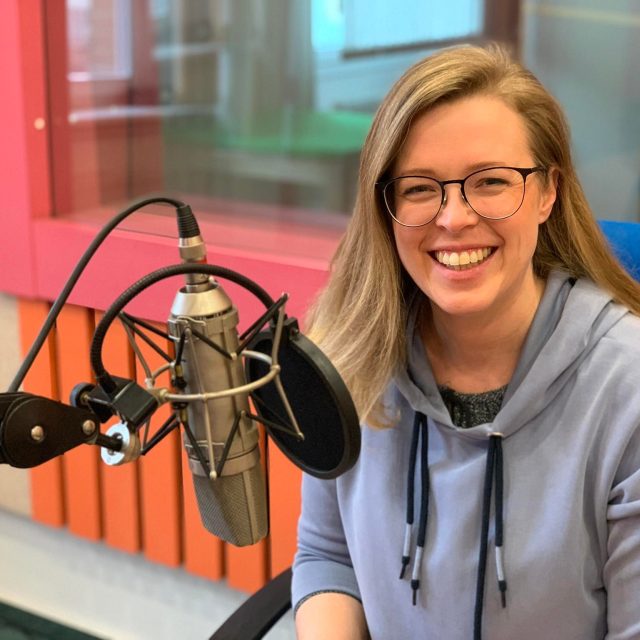 Andrea Šulcová ve studiu Českého rozhlasu Hradec Králové | foto: Jakub Schmidt,  Český rozhlas