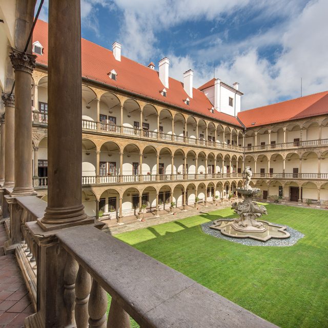 Nejkrásnějším místem bučovického zámku je nádvoří s kašnou | foto: Aleš  Motejl,  Státní zámek Bučovice