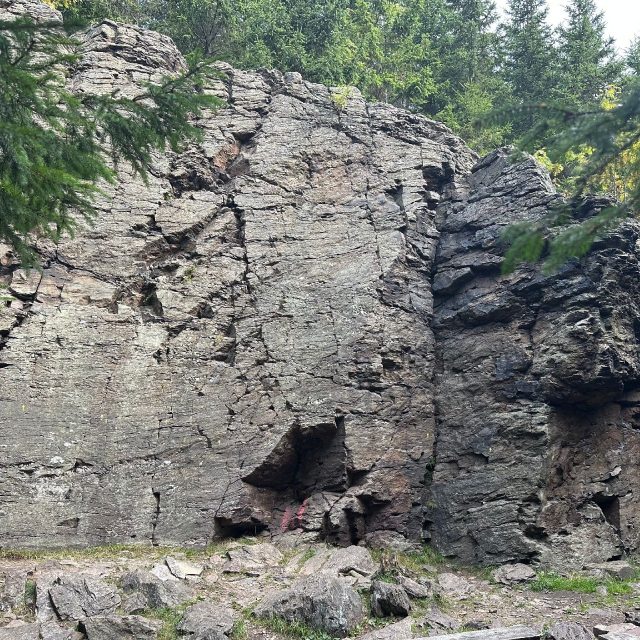 Nedaleko obce Horní Blatná v Krušných horách stojí uprostřed lesa několik působivých skalních útvarů s názvem Jindřišské skály | foto: Jana Strejčková,  Český rozhlas