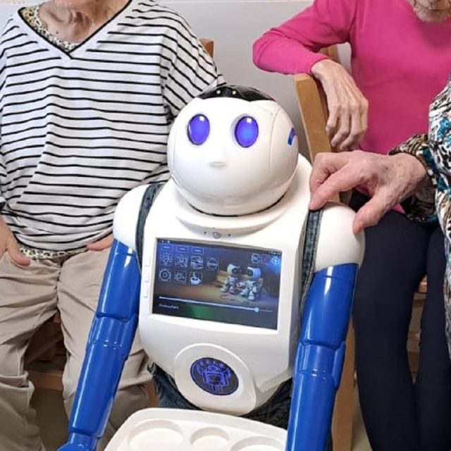 Robot Robin,  společník seniorů v Domově pro seniory v Uherském Hradišti | foto: Michal Sladký,  Český rozhlas
