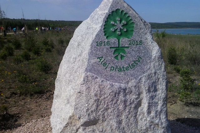 Pamětní žulový obelisk,  který připomíná její symboliku ke 100. výročí vzniku Československa. | foto: Dana Jelínková,  Český rozhlas