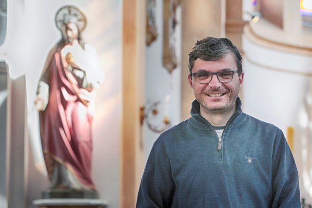Farář Romuald Štěpán Rob se přihlásil jako dobrovolník do karlovarské nemocnice | foto: Václav Šlauf,  MAFRA / Profimedia