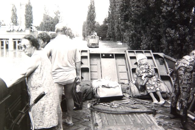 Český červený kříž při povodních 1997 | foto: Otto Ballon Mierny,  ČTK