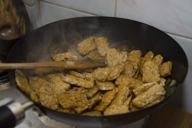 Tempeh na pánvi | foto: Petr Vidomus,  Český rozhlas