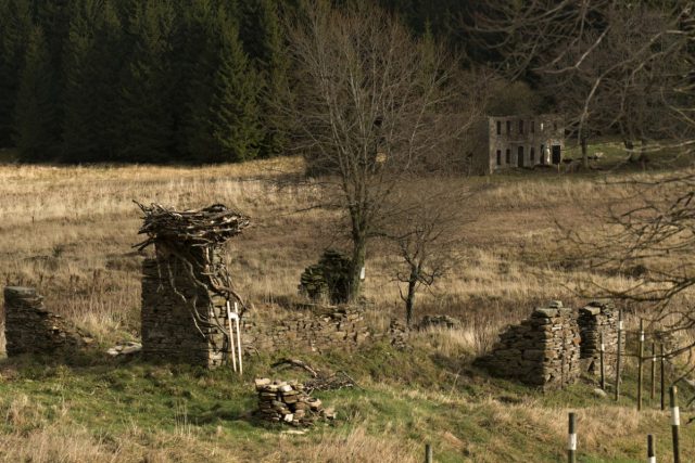V zaniklá vesnici Königsmühle v Krušných horách se hroutí zchátralé budovy | foto: Petr Mikšíček