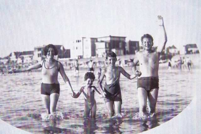 Welsovi ve 30. letech u moře. Zleva Ida,  Martin,  Tomáš a Rudolf | foto:  Archiv rodiny Welsovy