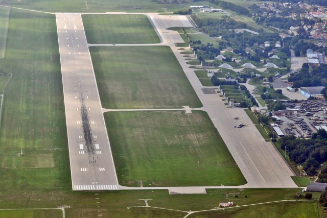 Pohled na letiště Pardubice z výšky | foto: Petr Huňáček